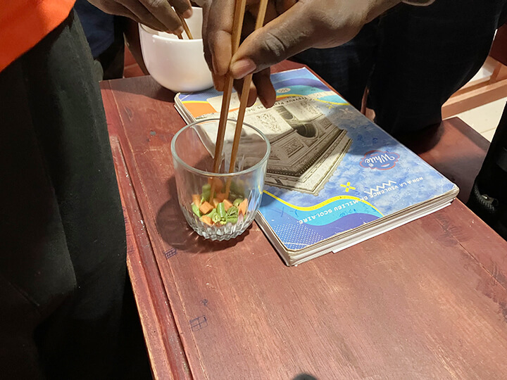お箸の持ち方を勉強して、野菜をつかむ練習 お豆やお米は難易度が高すぎました