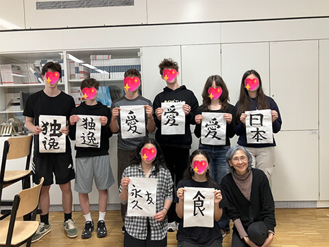 日本語コースの生徒たちと一緒の西川 伴子さん